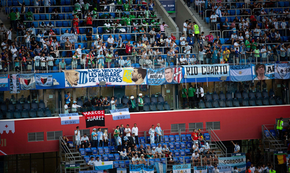 Những băng rôn với hình và khẩu hiệu ủng hộ Messi và đội tuyển được các cổ động viên Argentina chăng kín sân